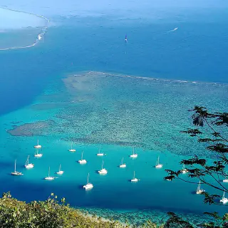 Le voilier au mouillage à Moorea